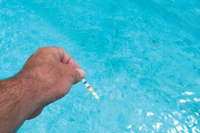 Testing swimming pool water for correct chemistry