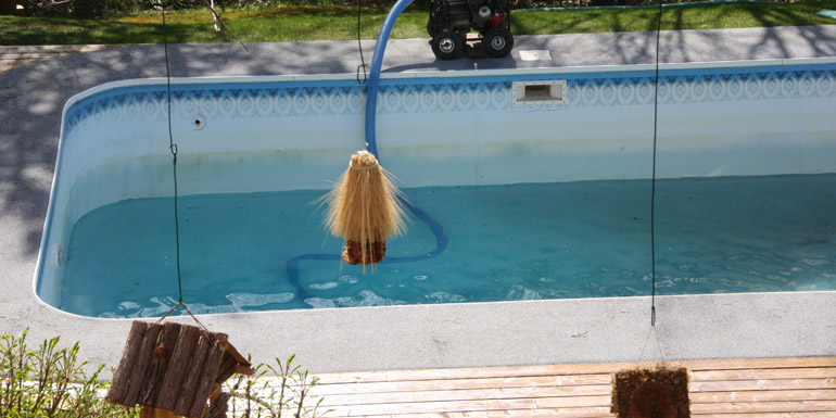 best way to clean a vinyl pool