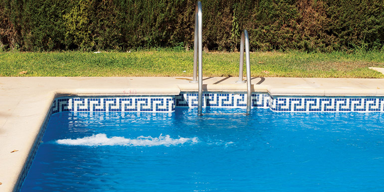 Swimming pool and pillar