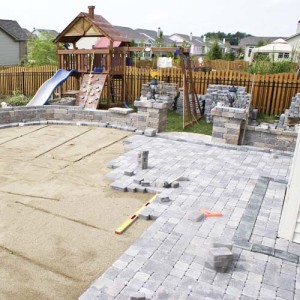 Paving patio on to levelled sand. Baxkyard Project.