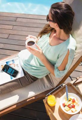 girl-with-coffee-and-iphone