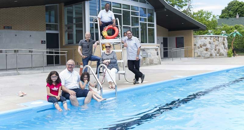 Aref Salem, city councillor for the Norman-McLaren district, and his children; Jacques Cohen, borough councillor for the Côte-de-Liesse district; Saint-Laurent Mayor Alan DeSousa; Michèle D. Biron, borough councillor for the Norman-McLaren district; and Francesco Miele, city councillor for the Côte-de-Liesse district.