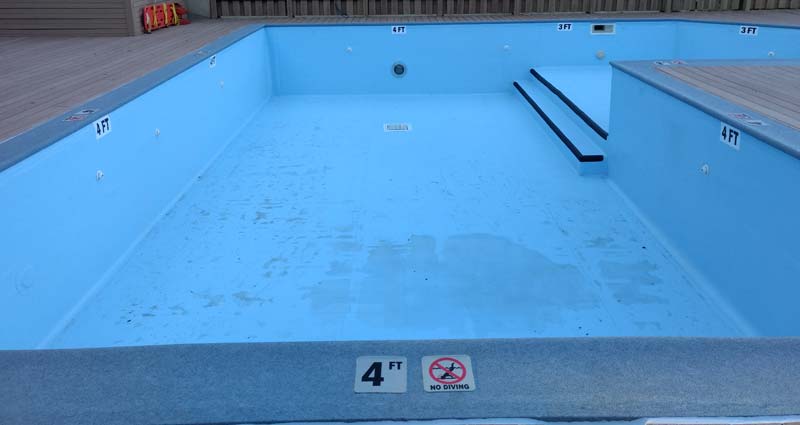 Depth markers, within the pool and on the deck surface, were custom-made at the factory and applied on site.