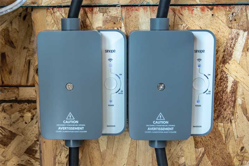 Two load controllers are connected to the pool pump and the heater to enable them to be controlled from any smartphone or tablet.