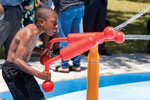 Water cannons are very popular with users. The up-and-down motion of the unit turns it on and off, making it extremely simple to operate. 