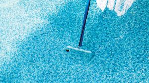 When a floor probe is in the pool, the angle of the probe directs the sensitivity toward the floor and reduces the effect of grounds showing from lights and ladders giving the impression of a leak.