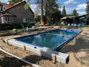 Fibreglass pools can present some unique challenges when installing automatic covers.