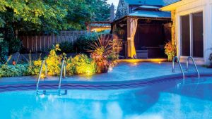 The vinyl used in this pool liner undergoes a colour transition from shimmering silver-teal to dramatic violet-blue across the curves and angles of the pool.